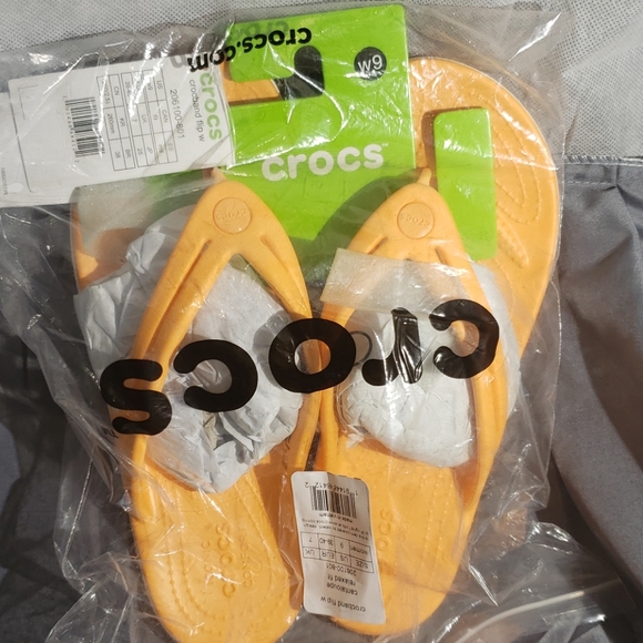 NWT Womens Croc flip flops - Picture 1 of 3
